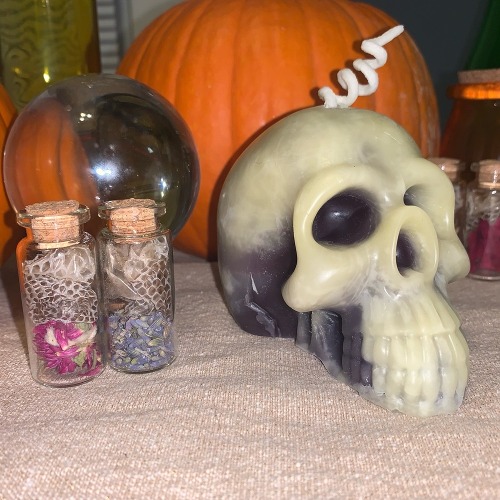 Beeswax Bleeding Skull Candle๐ฏ - Picture 4 of 8